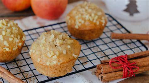 Muffins mit Zuckerguss und gehackten Nüssen