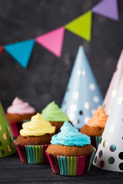 Muffins mit bunter Dekoration