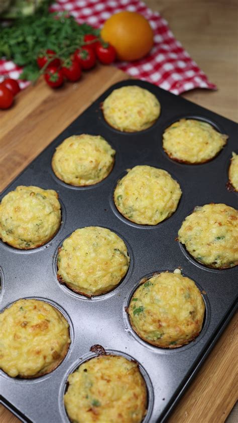 Muffins und Zutaten auf einer rustikalen Küchenplatte, Backutensilien