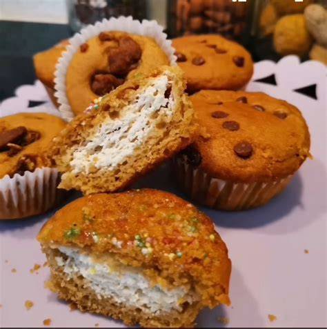 Muffins unter einer Kuchenhaube lagern