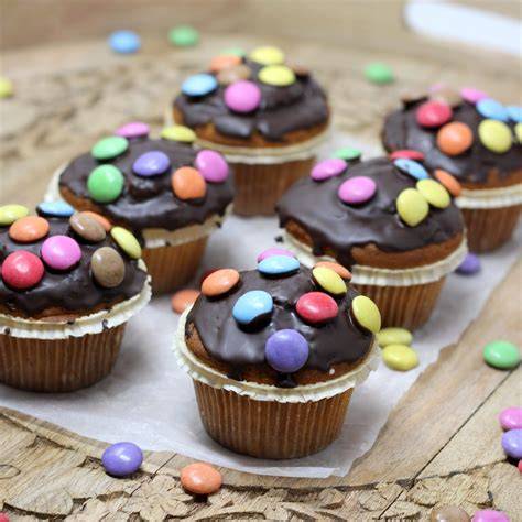 Muffins verziert mit Glasur und Smarties