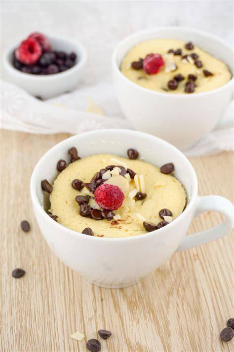 Mug Cake frisch aus der Mikrowelle, mit leichtem Einsinken nach dem Backen
