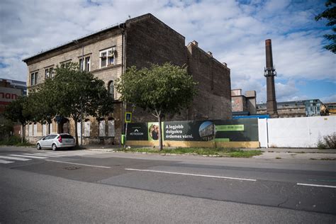 Mural in der Vágóhíd utca, das an die Gründerfamilie erinnert