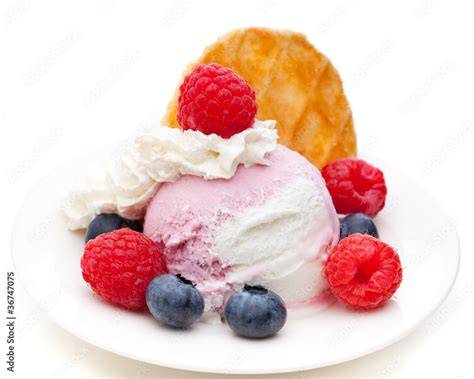 Muschelwaffel gefüllt mit Eis und Früchten