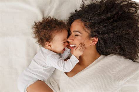 Mutter mit Baby und Schokoladentafel