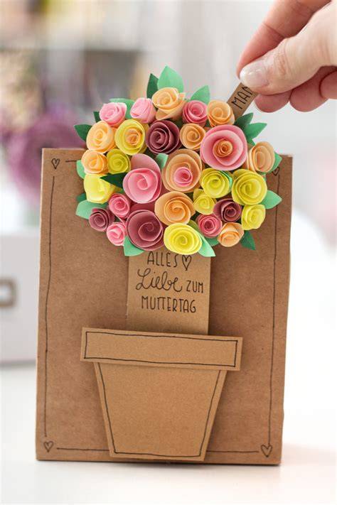Muttertagskarte mit Schokolade und Blumen