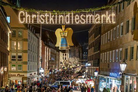 Nürnberger Christkindlesmarkt mit traditionellen Lebkuchenständen