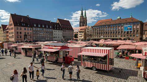 Nürnberger Hauptmarkt mit Filiale von Lebkuchen-Schmidt, Außenansicht