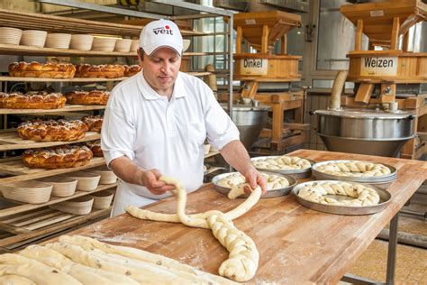 Nürnberger Lebküchner bei der Arbeit in traditioneller Backstube