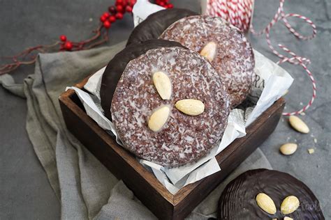 Nürnberger Lebkuchen auf Holzbrett