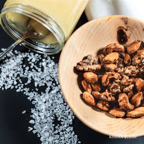 Nüsse, Honig und Gewürze als Zutaten für Elisen-Lebkuchen