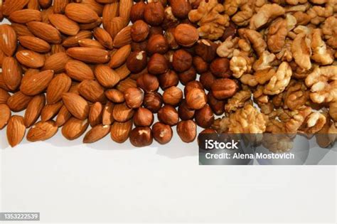 Nüsse auf einem Holzbrett: Walnüsse, Mandeln, Haselnüsse