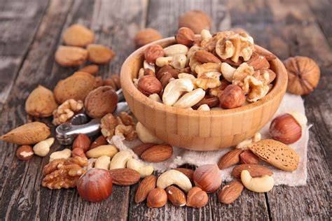 Nüsse und Superfoods: Mandeln, Walnüsse, Kakaonibs, Chia als Toppings