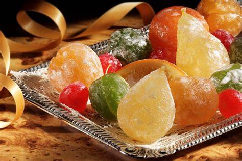 Nüsse und kandierte Früchte als Zutaten für Lebkuchen