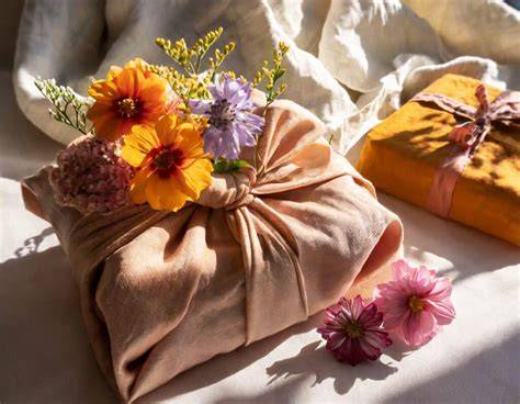 Nachhaltig verpacktes Geschenk mit Furoshiki