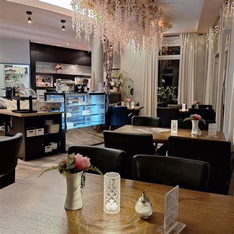 Nadjas Café Außenansicht und gemütliches Ambiente