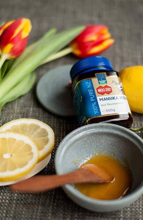 Nahaufnahme: Anwendung von Manuka-Honig auf der Haut und Nagelhautpflege