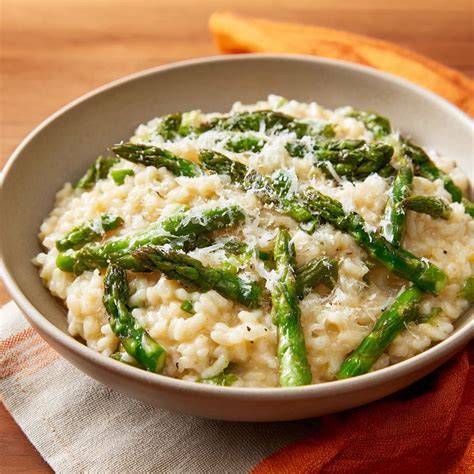 Nahaufnahme: Cremiges Spargel-Trüffel-Risotto mit Trüffelscheiben und Spargelspitzen