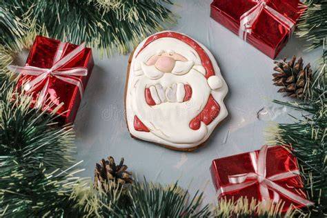 Nahaufnahme: Marzipan-Kleeblatt auf festlichem Weihnachtsteller