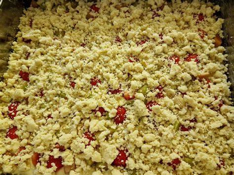 Nahaufnahme: Marzipan-Streusel, Pinienkerne und Erdbeeren auf Rührteig