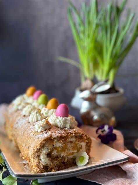 Nahaufnahme: Schnittbild der Schoko-Nuss-Roulade mit Walnussdekor