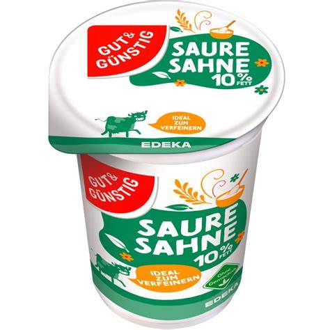 Nahaufnahme: Schokochunks, Kakaopulver und saure Sahne als Mise en Place