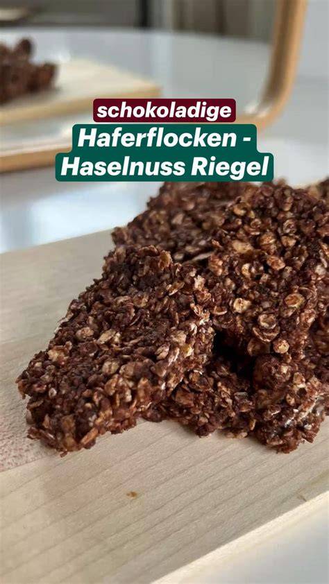 Nahaufnahme: geschmolzene Zartbitterschokolade, Kakao und Haferflocken in einer Schüssel