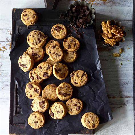 Nahaufnahme: zuckerfreie Choco Cookies, Schokostückchen, Haselnüsse