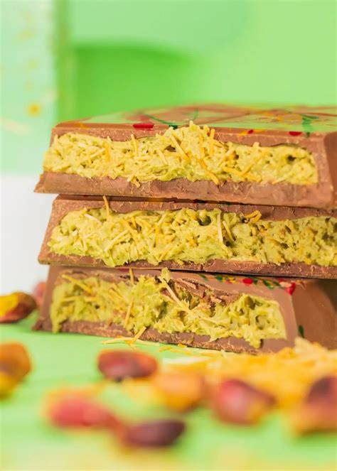 Nahaufnahme Pistaziencreme und Kadayif in Schokolade