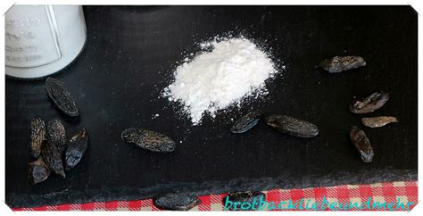 Nahaufnahme einer geöffneten Tonkabohne und gemahlenem Tonkabohnen-Zucker