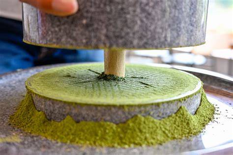 Nahaufnahme einer typischen Matcha-Mühle aus Granit