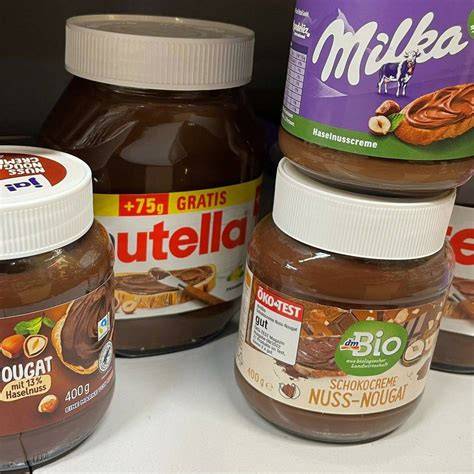 Nahaufnahme verschiedener Füllungen: Nuss, Nougat, Cremes, Lindor-Kugeln und Pralinés