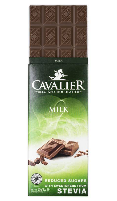 Nahaufnahme von Cavalier Stevia Schokolade und Zutaten wie Stevia-Blätter und Kakaobohnen