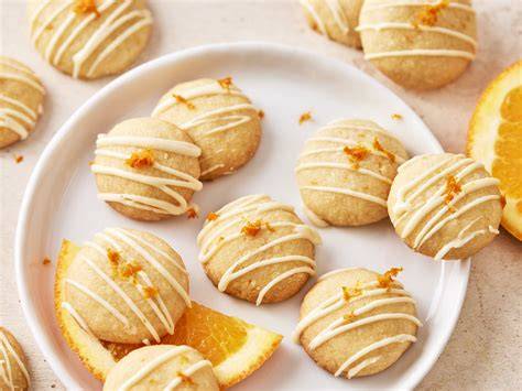 Nahaufnahme von Nougat-Orangen-Plätzchen mit Orangenzesten und Kuvertüre