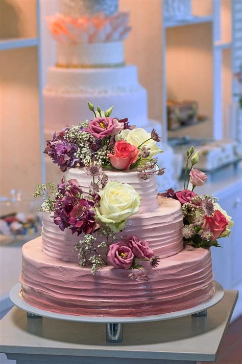 Naked Cake Stil mit frischen Blumen dekoriert