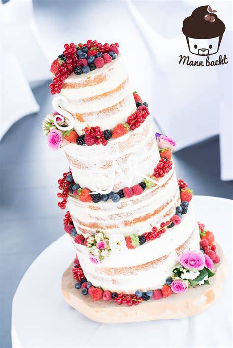 Naked Cake im Trend-Design mit Beeren und Blüten