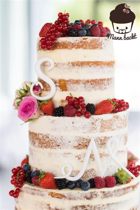 Naked Cake mit Beeren und Mascarpone-Topping