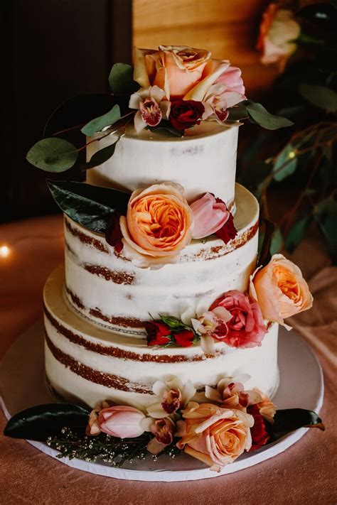 Naked Cake mit Blumen und Sahnefüllung