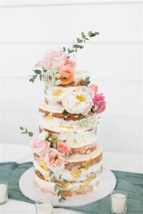 Naked Cake mit Drip und essbaren Blumen dekoriert