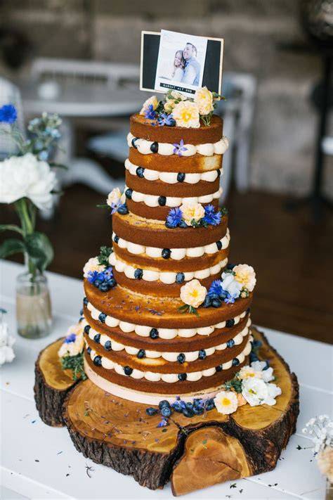 Naked Cake mit Zuckerguss und essbaren Blüten