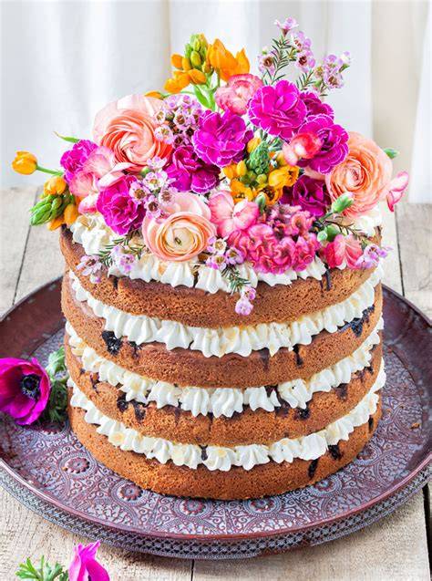 Naked Cake mit frischen Blumen