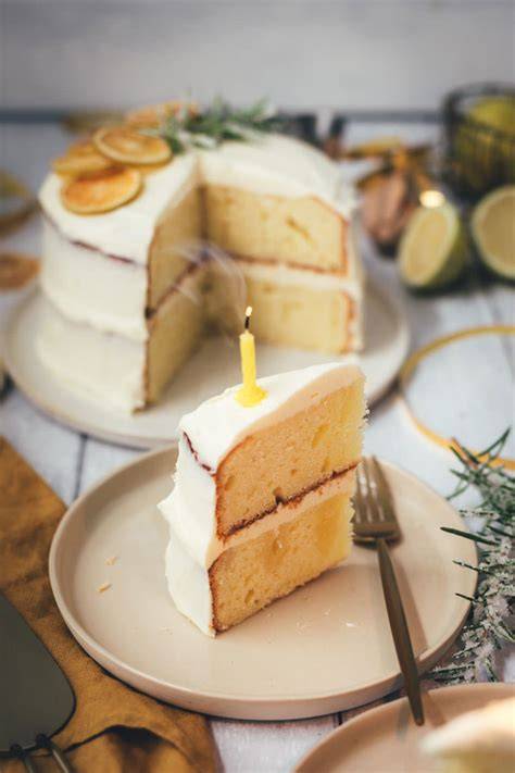 Naked Cake mit kandierten Zitronenscheiben und Rosmarin dekoriert