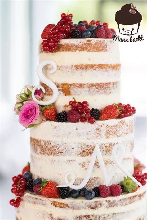 Naked Cake mit natürlicher Dekoration