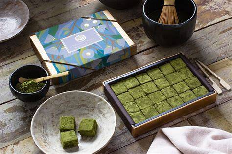 Nama Choco Pralinen mit Matcha bestäubt
