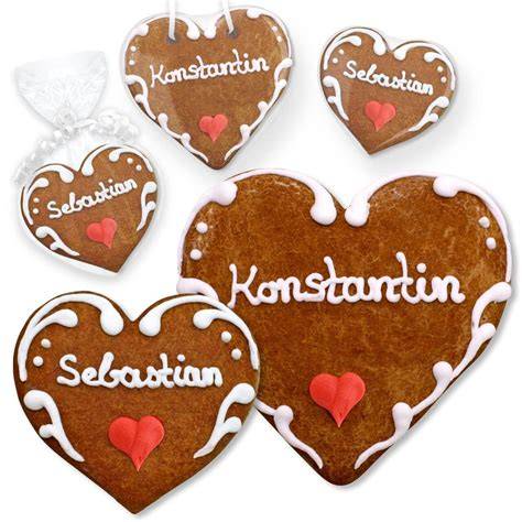 Namensschild aus Lebkuchen neben Kunststoff-Deko-Lebkuchen