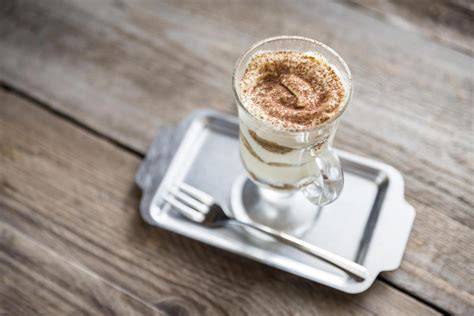 Napoleon-Dessert im Glas: Schichten aus Blätterteig und Vanillecreme