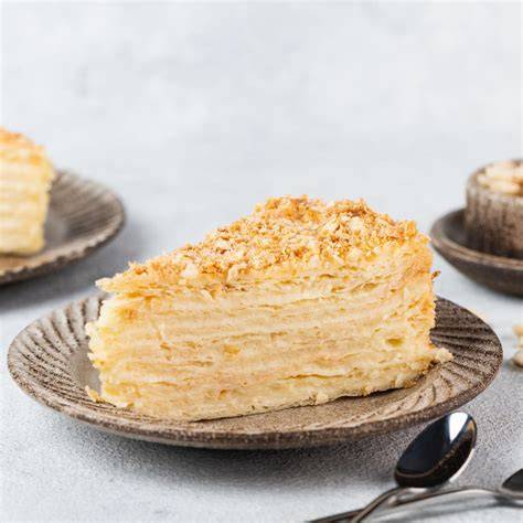 Napoleon-Kuchen angeschnitten: viele Blätterteigschichten mit Creme