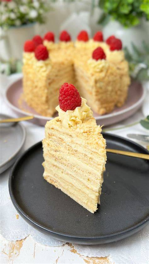 Napoleon-Torte mit Himbeersauce