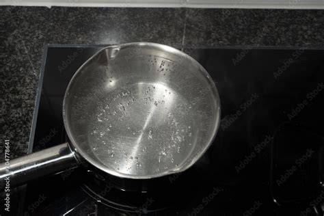 Nasse Karamellisation: Zucker mit Wasser im Topf