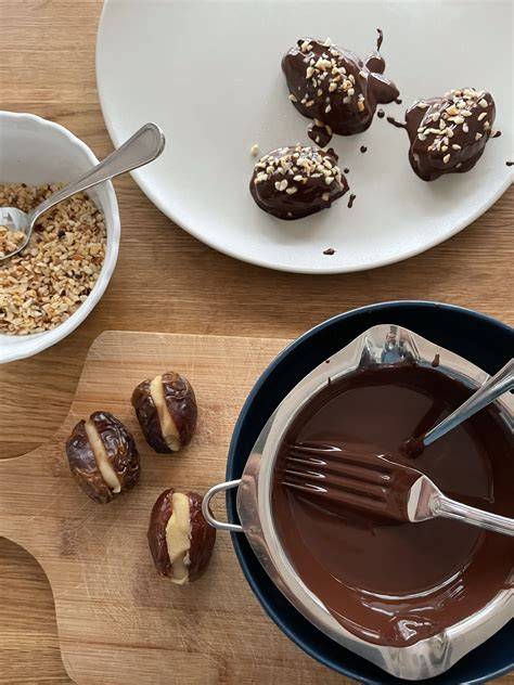 Natürlich gesüßtes Marzipan mit Datteln und Rosenwasser